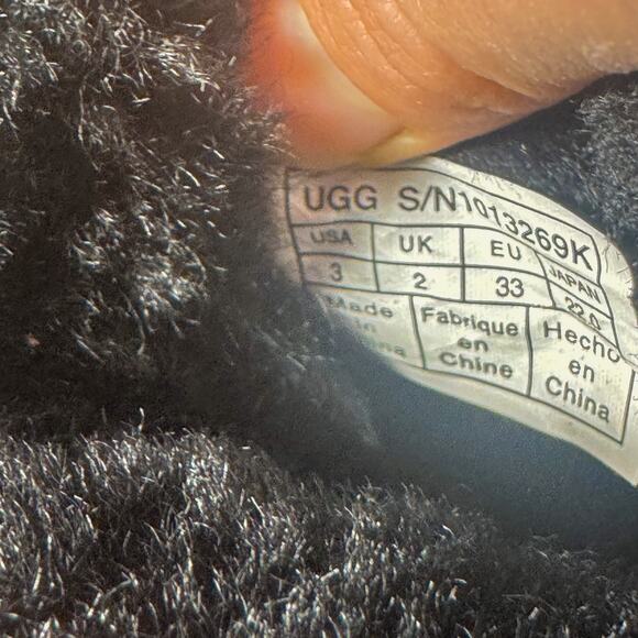 Rare UGG Kids Mini Bailey Bow Scalloped Boot Black Suede Youth Size 3 (1013269K) - Picture 3 of 10